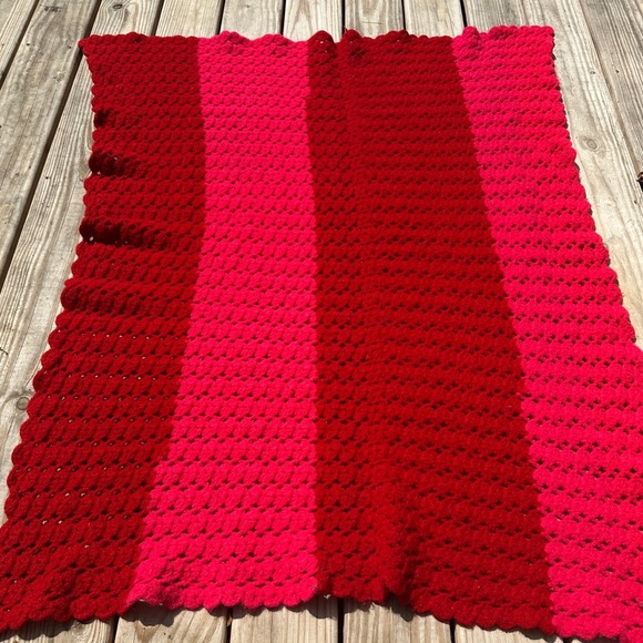 VINTAGE 1970’s Red and Pink Crochet Blanket - Picture 3 of 5